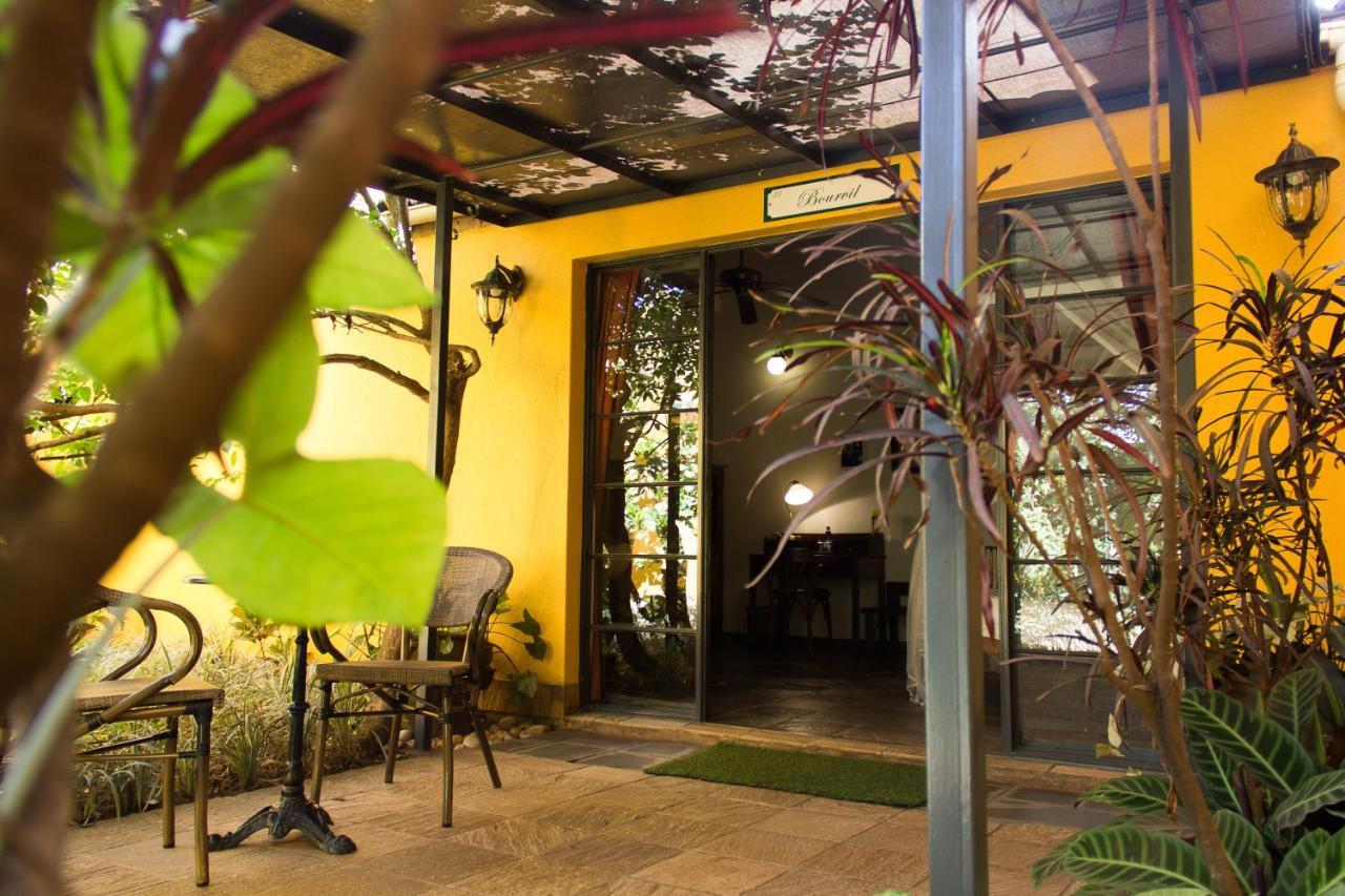 Hotel Bougainviller Кампала Экстерьер фото