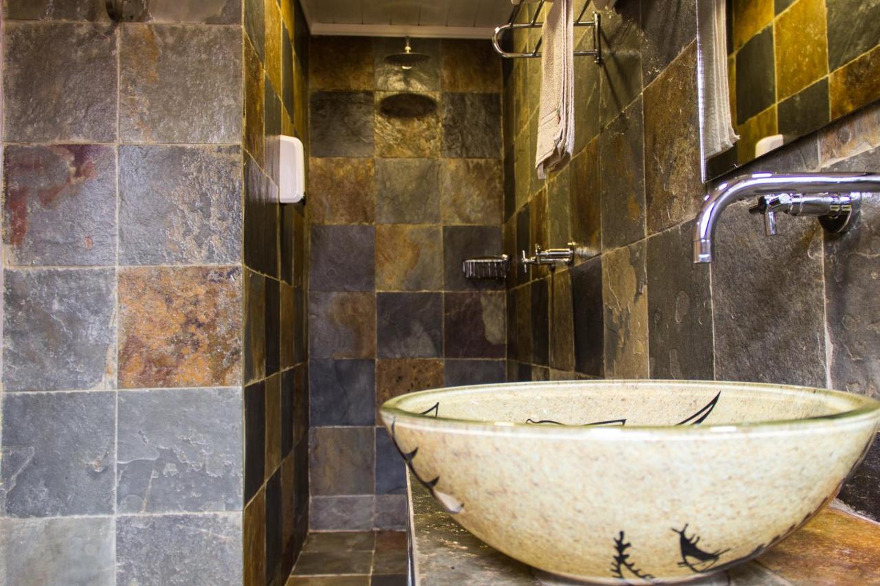 Hotel Bougainviller Кампала Экстерьер фото