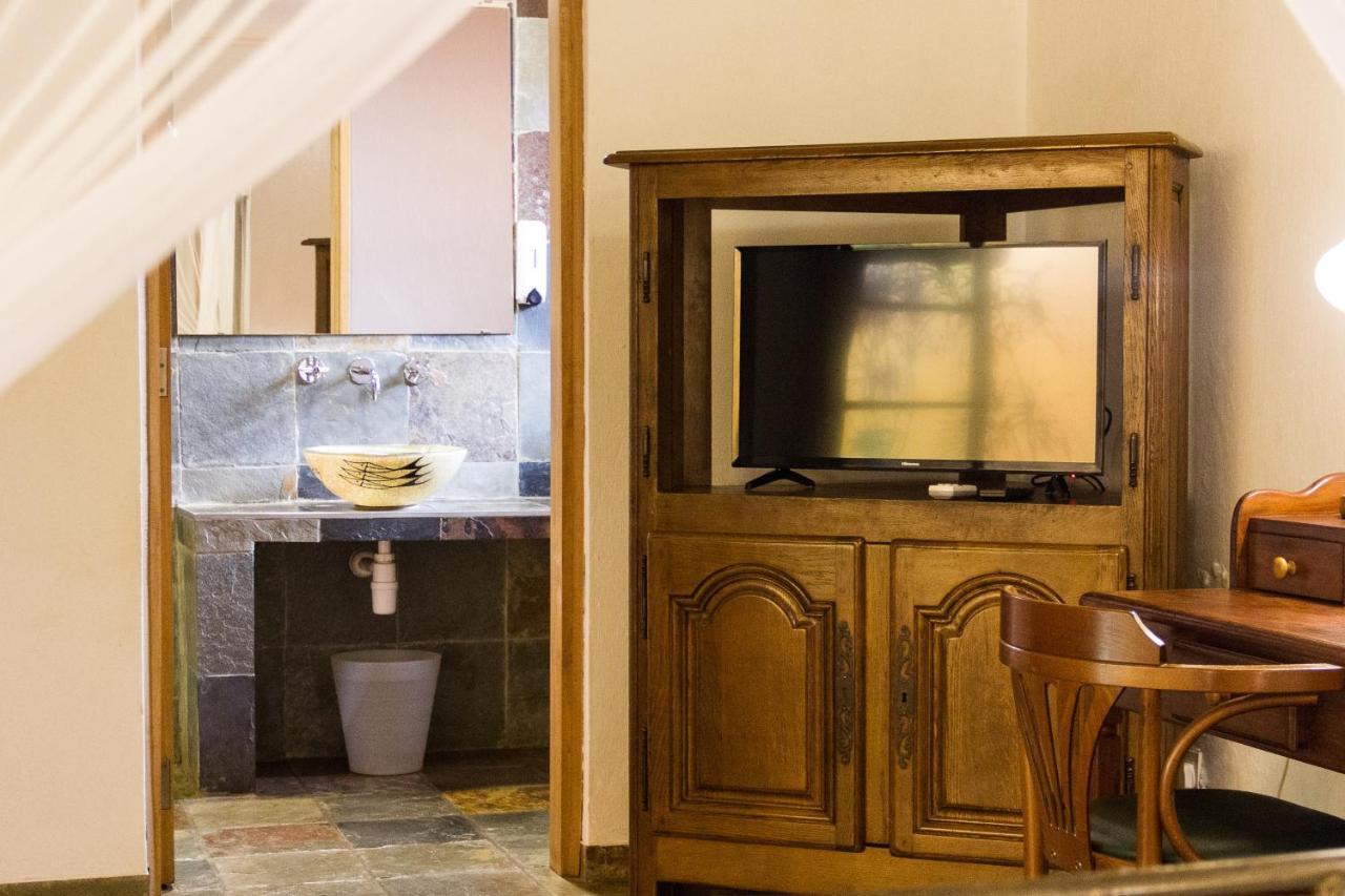 Hotel Bougainviller Кампала Экстерьер фото